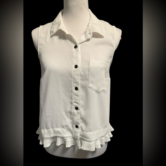 CAbi White Sleeveless Pleat Hem Button Down Blouse Style 3439 Size XS - Picture 2 of 7